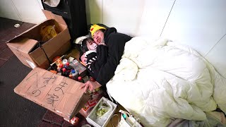 【警察出動】迷惑系YouTuber『へずまりゅう』が駅前でホームレスになる…大金を渡す者、女子大生の彼女と添い寝…